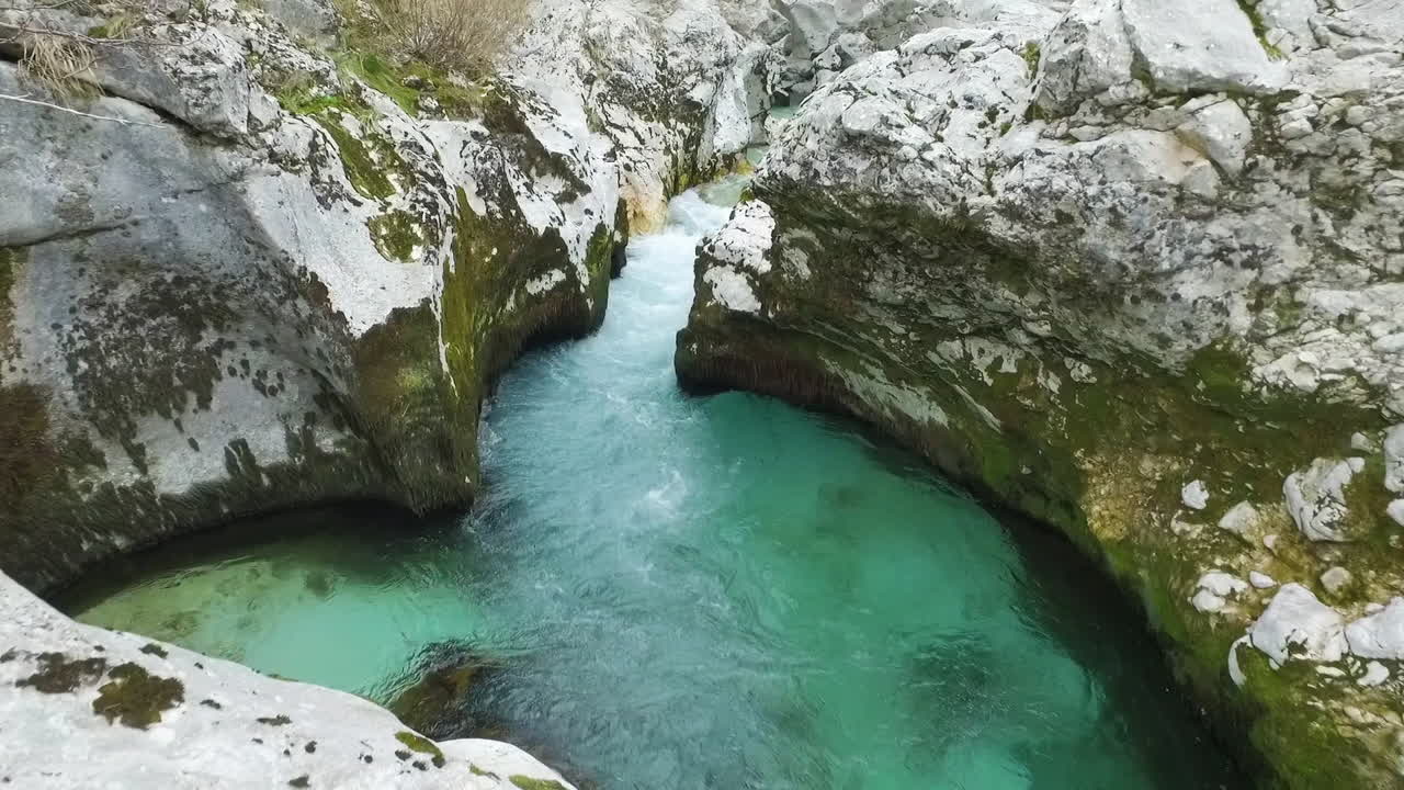 vista aérea del río soca que fluye a través del río color turquesa gran garganta de soca