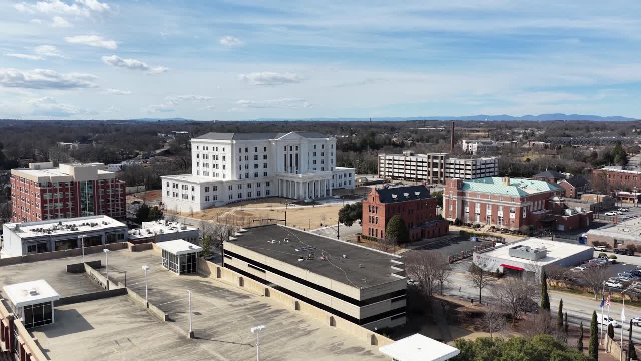 Et raskt droneopptak som beveger seg mot tinghuset i Spartanburg County.