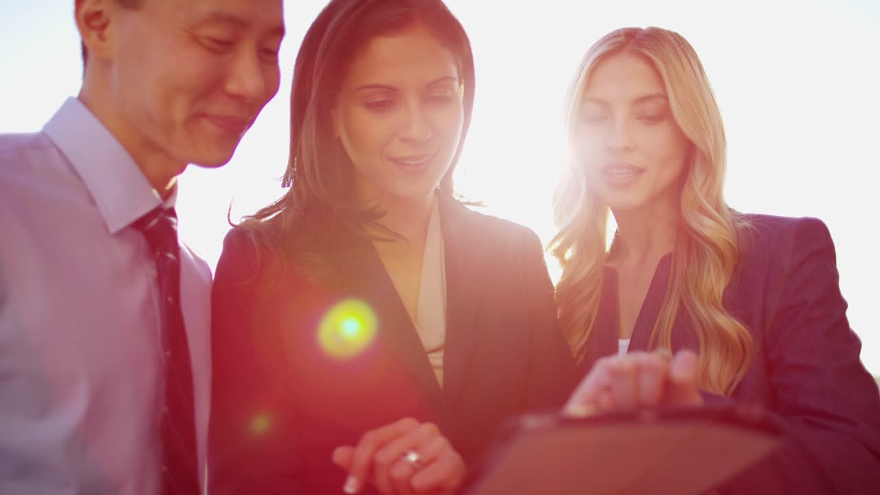 다민족 비즈니스 매니저 팀이 터치 스크린 앱을 사용합니다.