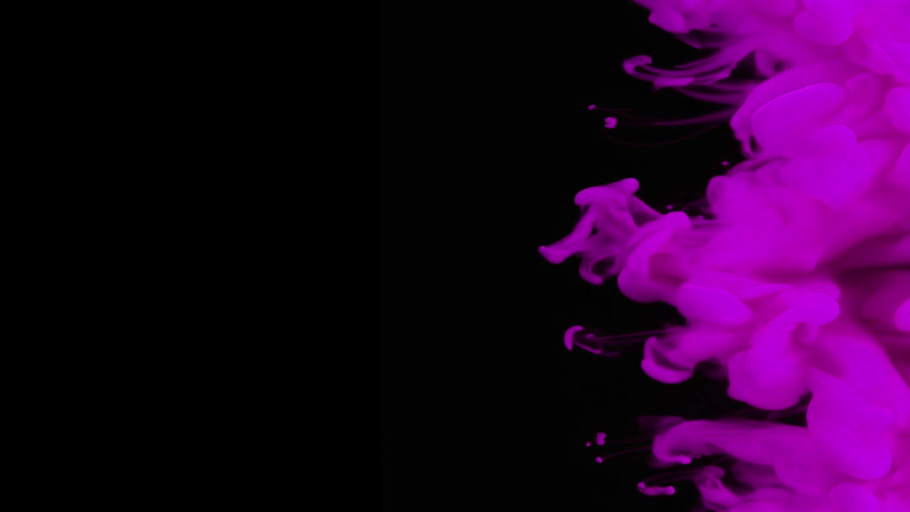 Inchiostro viola che si diffonde nell'acqua su sfondo nero