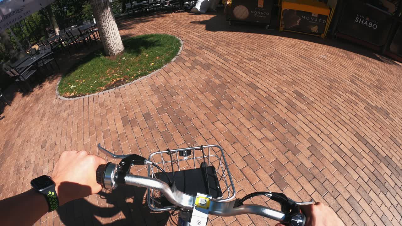 공원에서 전자자전거를 타는 사람