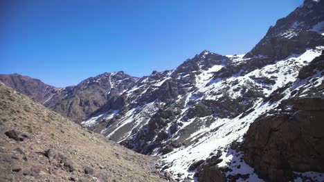 nieve en la ladera de la montaña