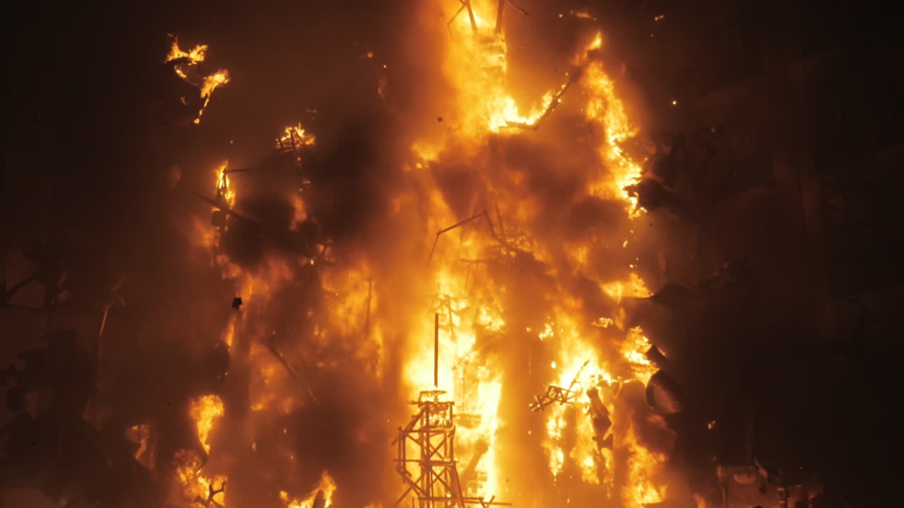 인형 동상 들 을 가진 불타는 설치
