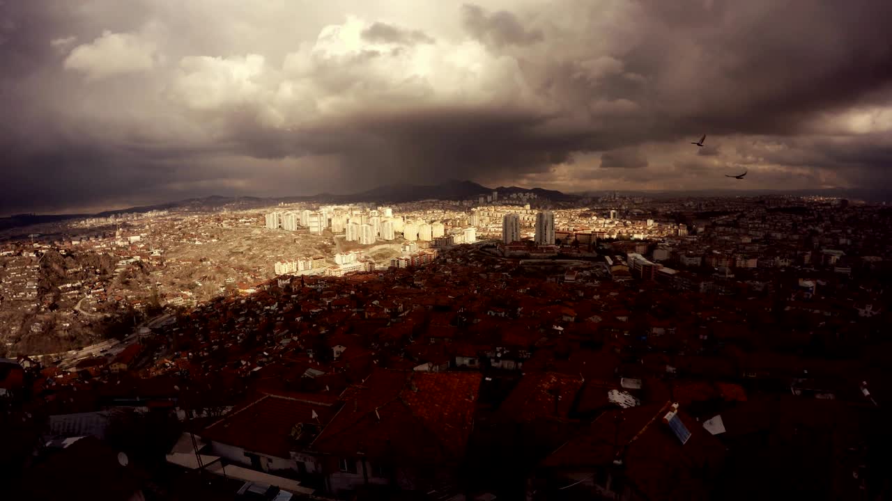 ankara vista de abajo en la ciudad grandes nubes negras corren y cubren la ciudad con sombras disparos rápidos
