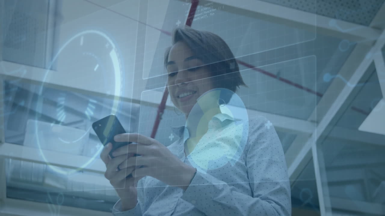 animación de escaneo de alcance sobre mujer de negocios caucásica usando teléfono inteligente