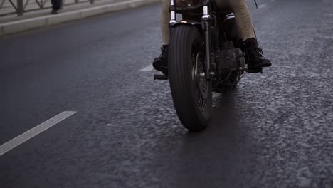 Un-Motociclista-Irreconocible-Conduce-Una-Bicicleta-En-La-Ciudad.