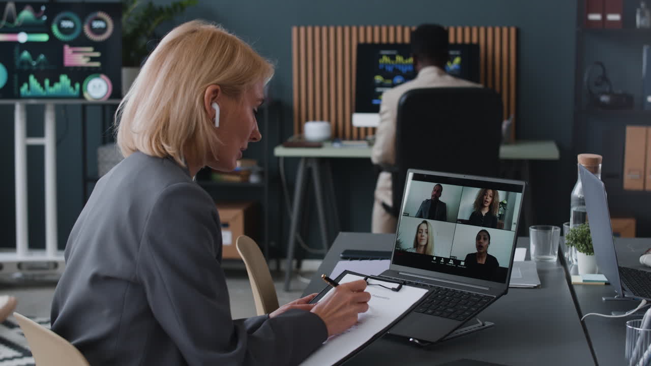mujer de negocios en una videoconferencia
