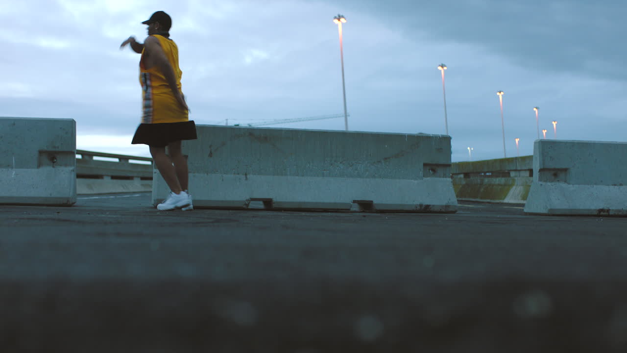 hip hop, baile de la ciudad o hombre en la calle en creativo