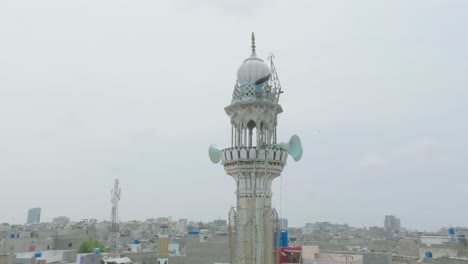 torre de piedra blanca con sirenas azules en karachi