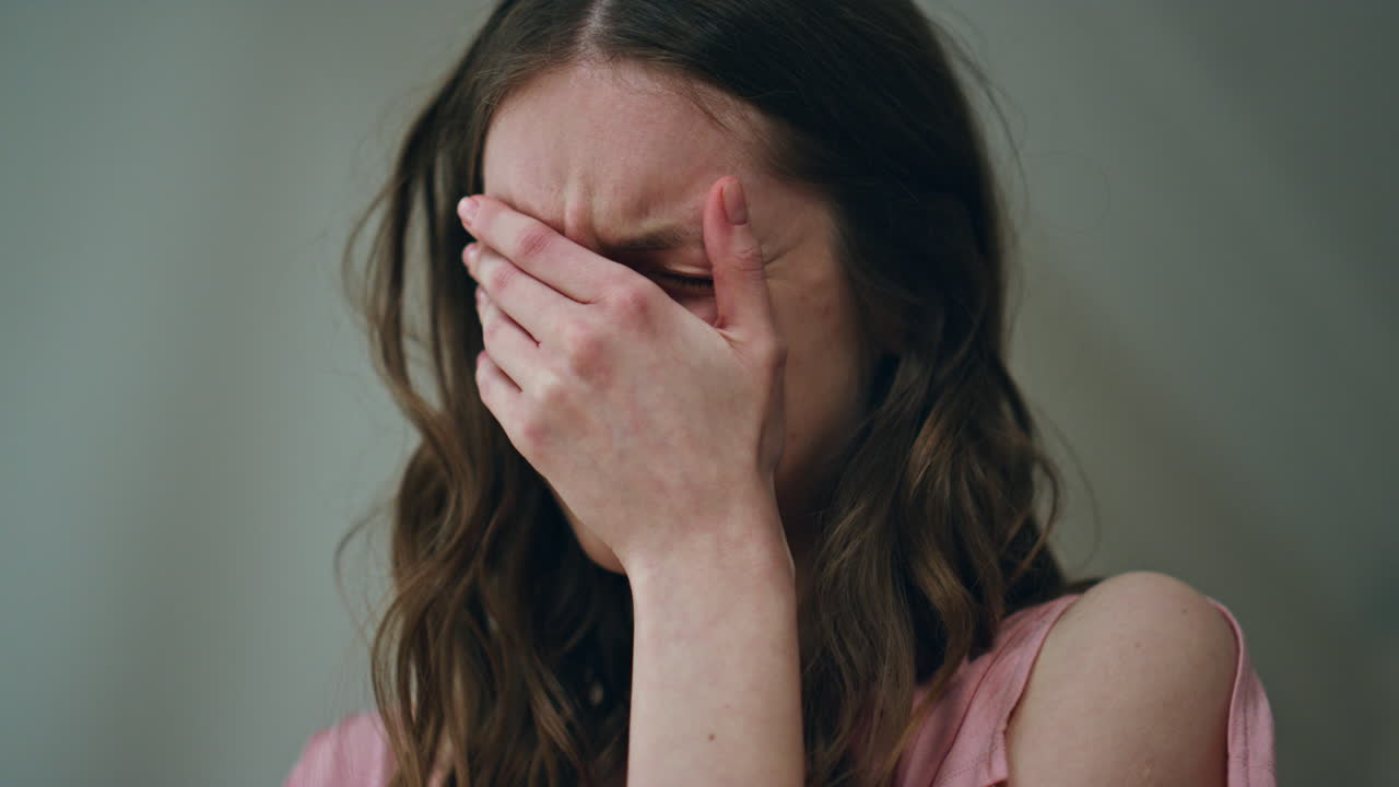 una mujer triste llorando sola por la noche. una niña infeliz y estresada de luto se pone mal.