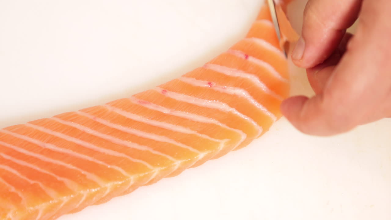 Chef Itamae che affetta salmone per sashimi - Cibo Tradizionale Giapponese