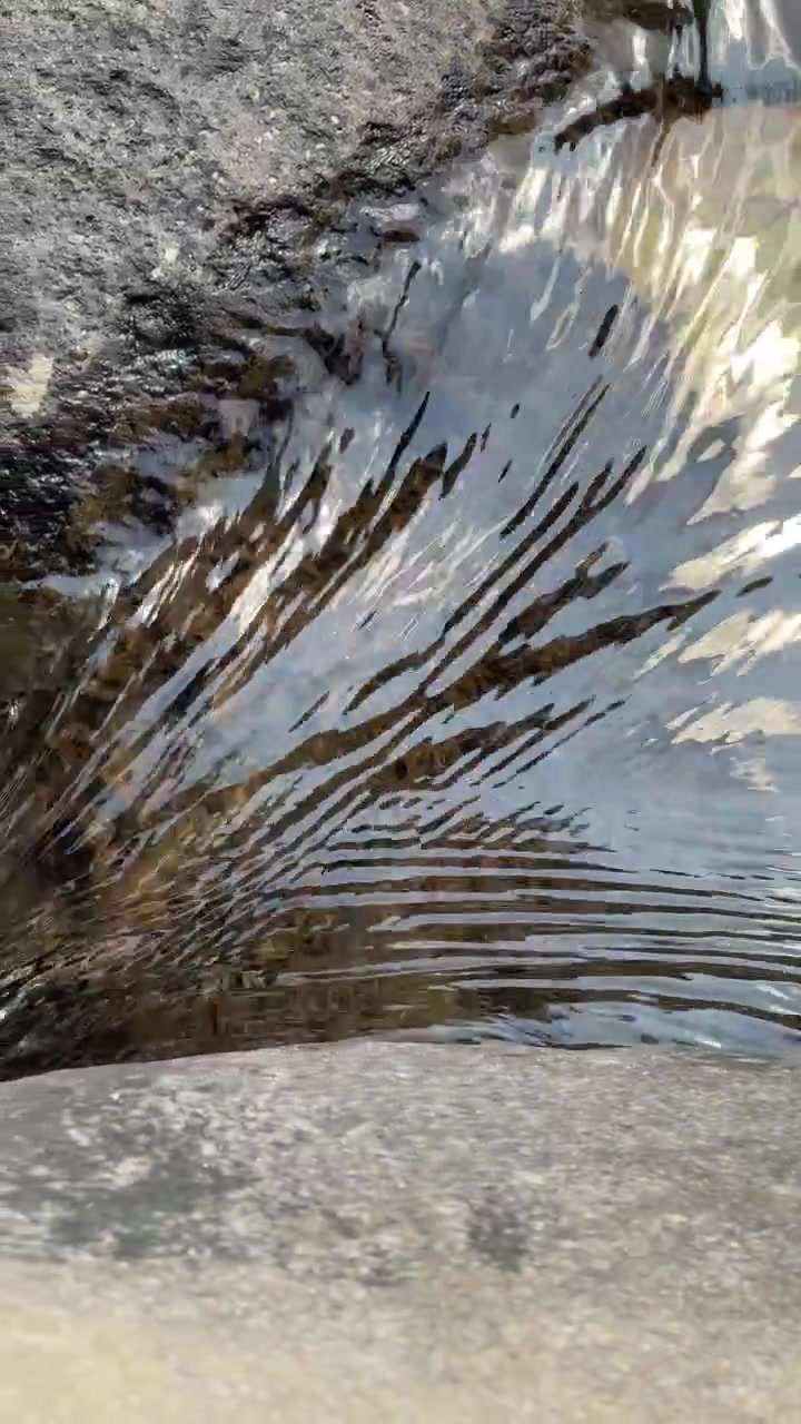 Acqua limpida che scorre sulle rocce lisce del fiume