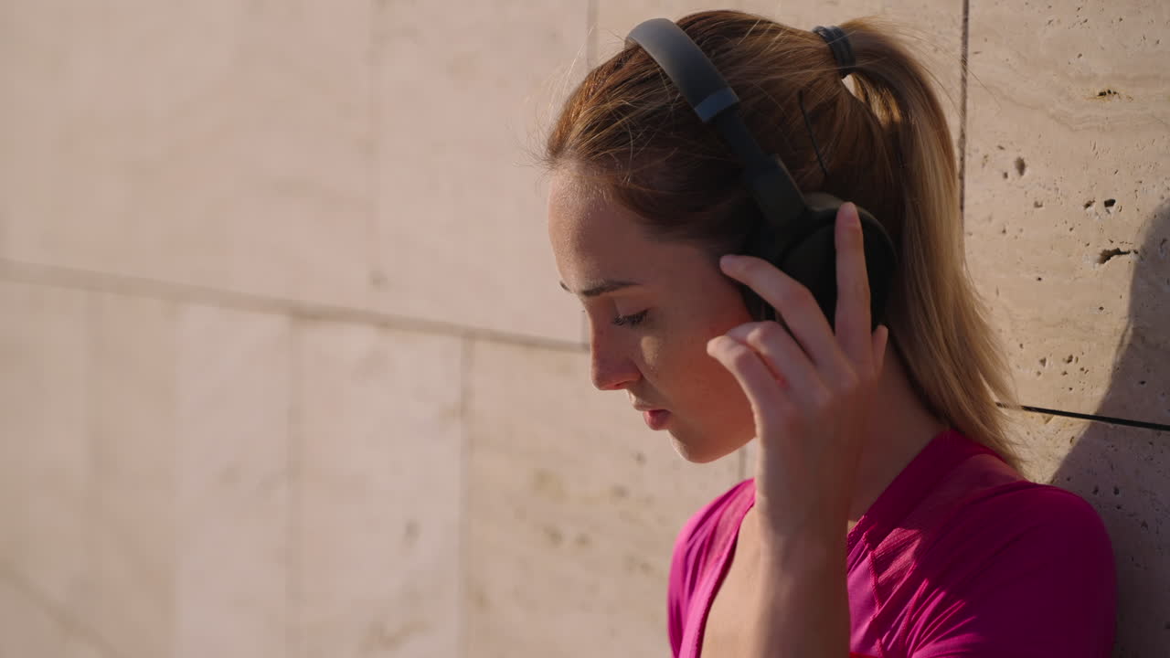 mujer escuchando música al aire libre