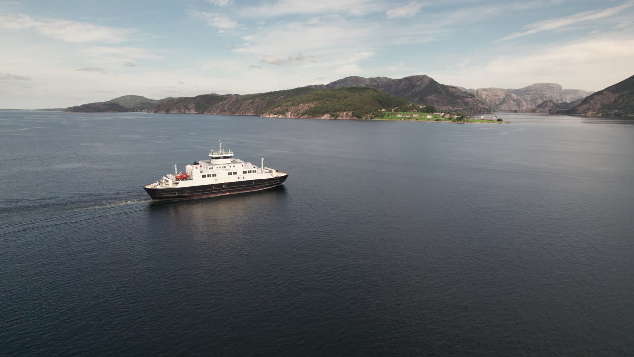 vista aérea de un ferry de coches que cruza un hermoso fiordo en noruega, lauvvika-oanes, cerca de stavanger, un día soleado de verano