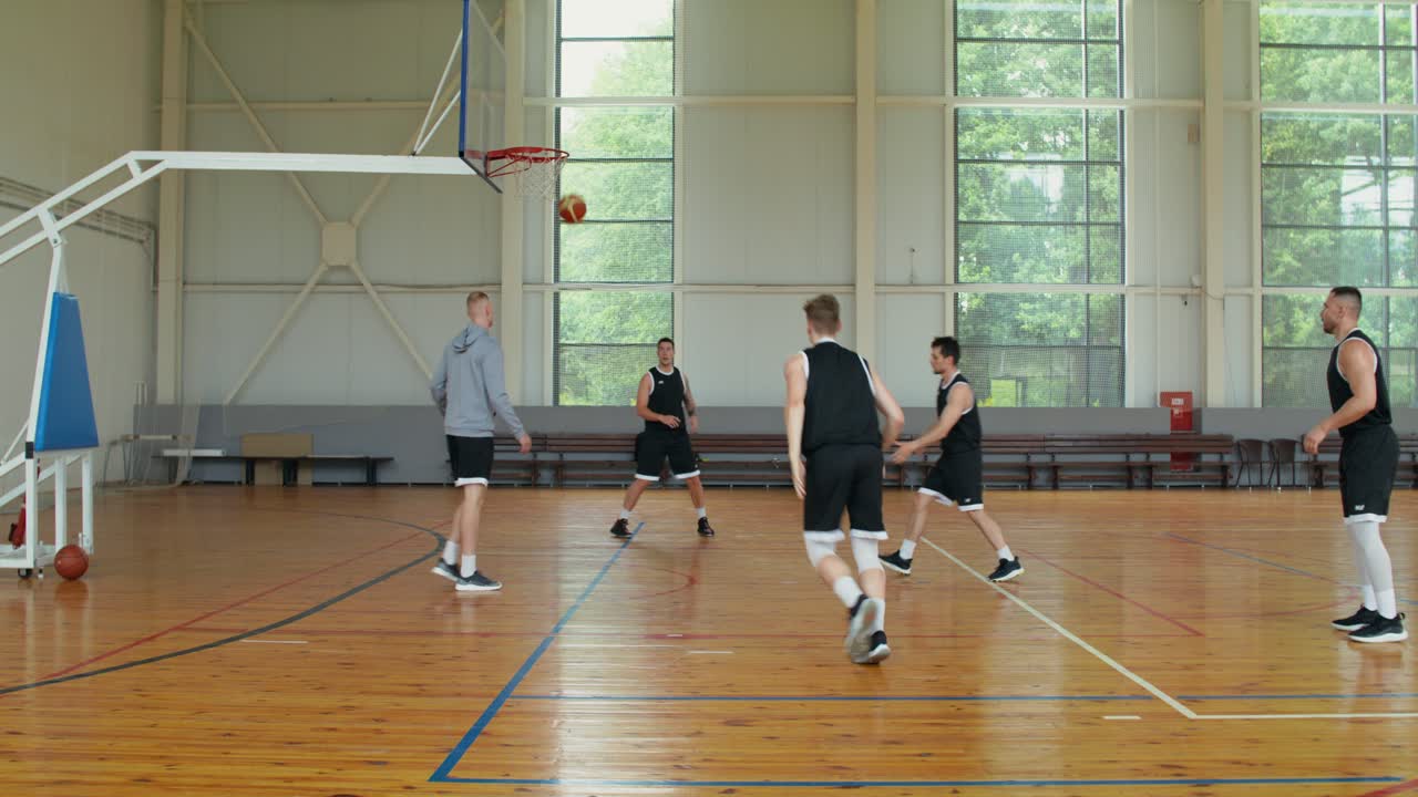 Pertandingan bola basket di sebuah gimnasium