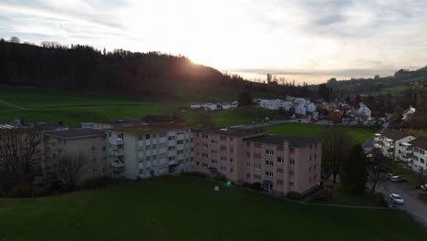 Complejo-De-Bloques-En-El-Suburbio-De-La-Ciudad-Suiza-Al-Atardecer-Dorado