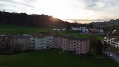 blockkomplex im vorort der schweizer stadt bei goldenen sonnenuntergang