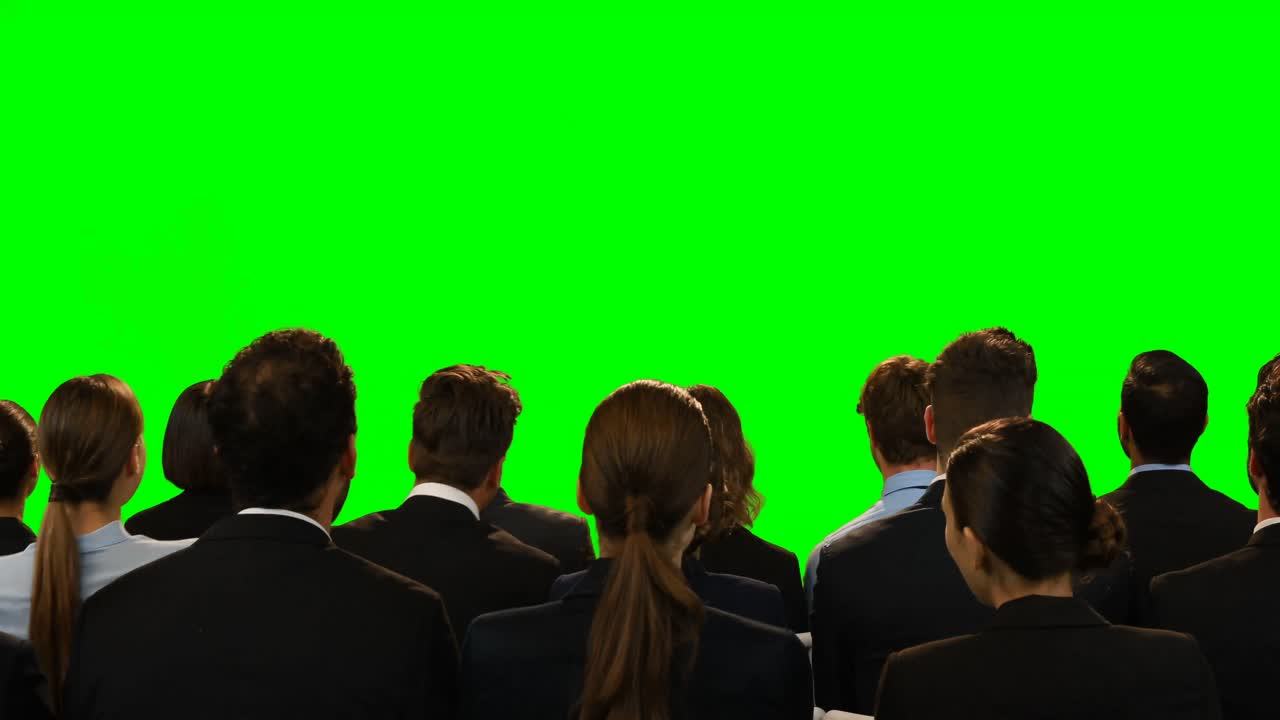 Dirigenti aziendali che guardano uno schermo invisibile