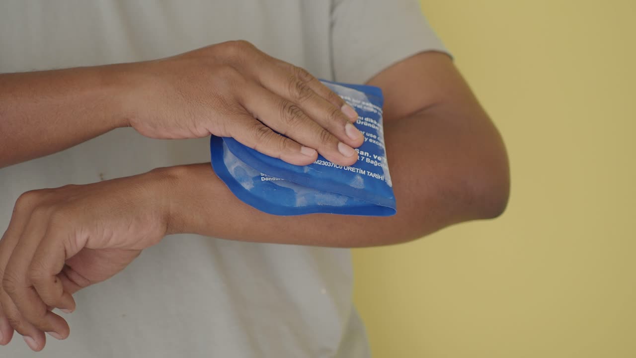 Applicare impacco di ghiaccio sul braccio