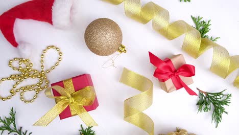 hilado de fondo navideño. cajas de regalos con decoraciones navideñas de cinta de oro rojo, bolas navideñas en madera blanca. rotación de 360 grados. bucle sin costuras. concepto ventas, compras y celebración
