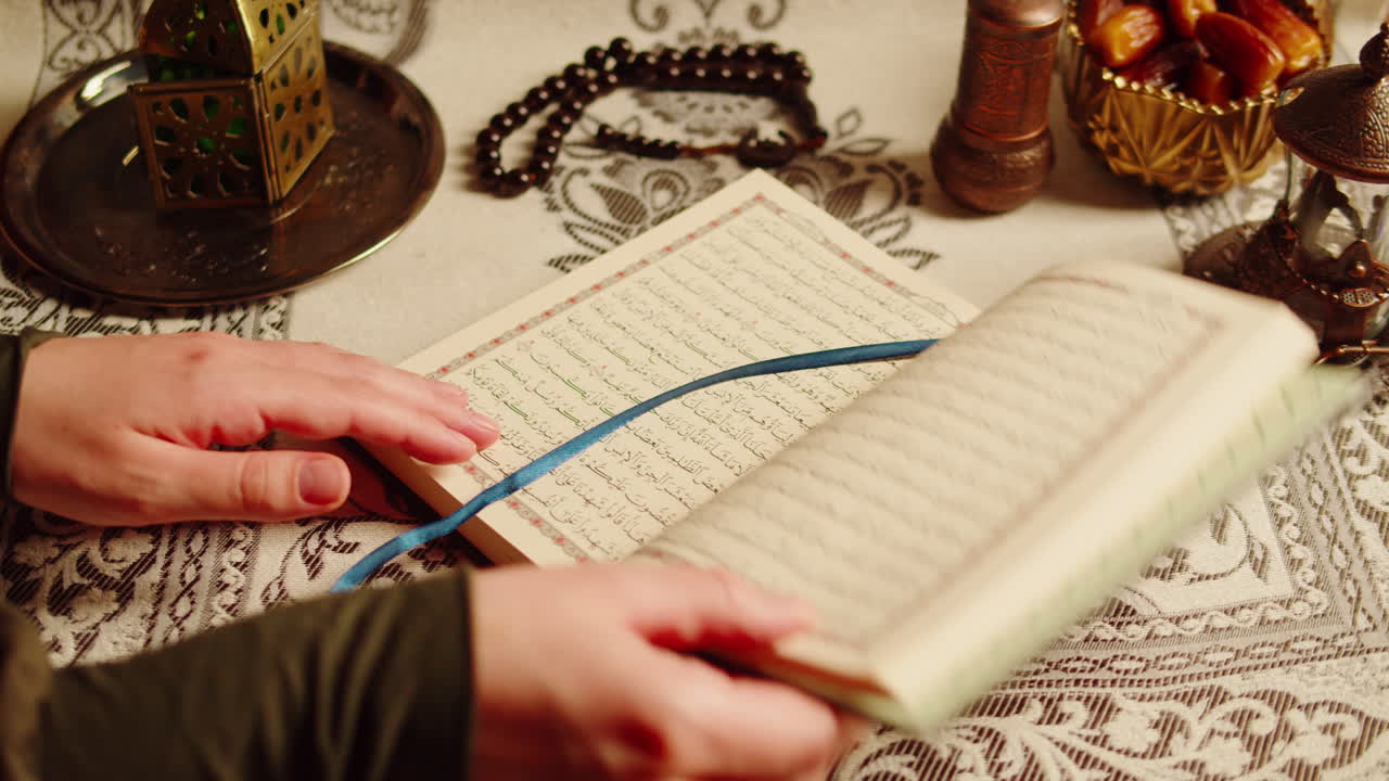 Primo piano del libro del Corano, preghiera, religione islamica. Festività religiosa del Ramadan, mese sacro. Culto, preghiera tradizionale a Dio.