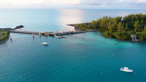 vista aérea de un pequeño puente sobre aguas turquesas claras en una isla tropical