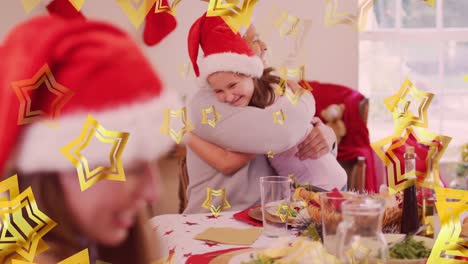 animación de estrellas flotando sobre una feliz familia caucásica con sombreros de santa y cenando