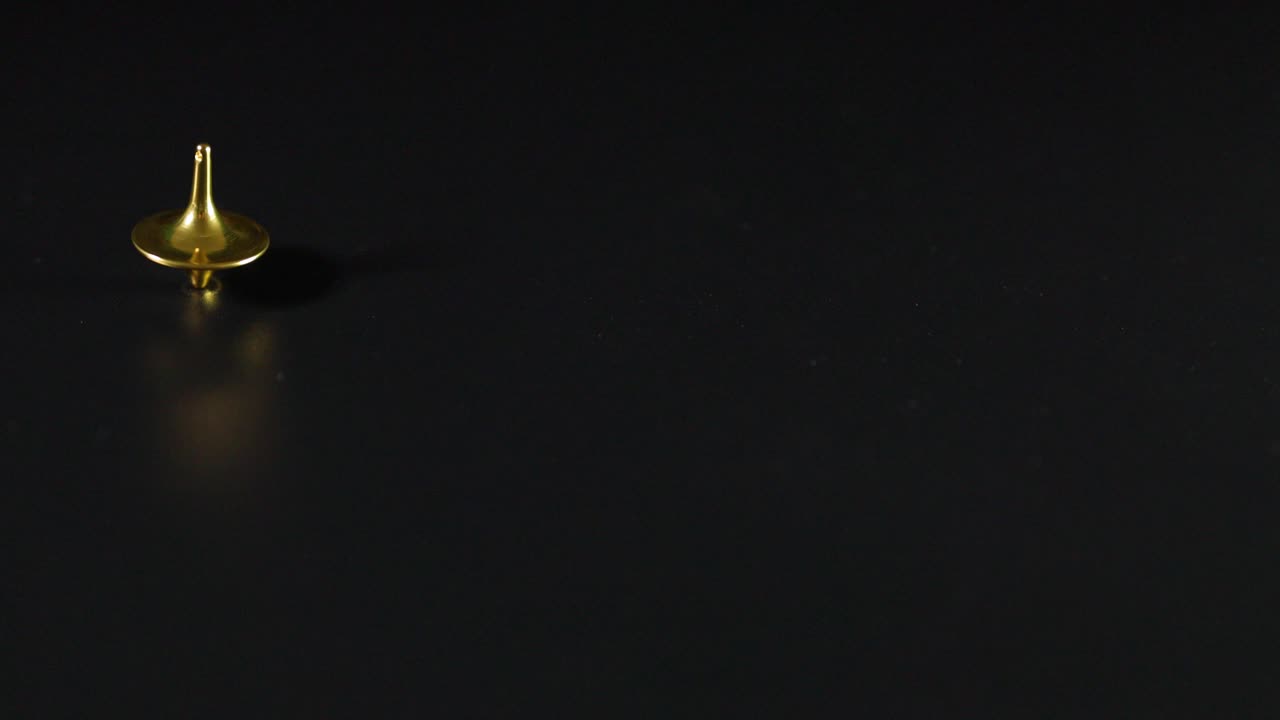 cimas doradas girando en una superficie oscura