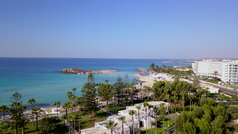 Toma-Aérea-De-Una-Hermosa-Playa-De-Arena-Con-Una-Pequeña-Isla