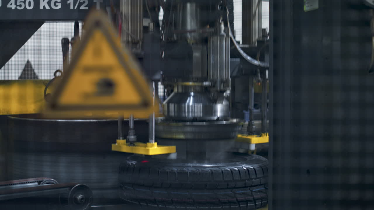 signo de icono de advertencia de fábrica en la red atención al trabajo peligroso de la máquina