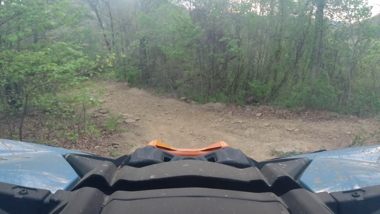 Un side-by-side scende lungo una ripida discesa nelle montagne Ozark, su sentieri rocciosi, vista FPV.