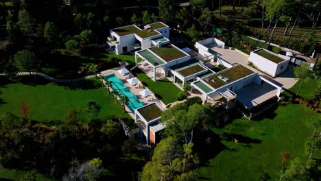 toma de establecimiento de una mansión multimillonaria con piscina privada en mougins, francia.