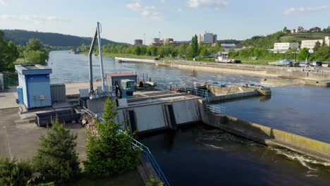 Toma-De-Drones-De-La-Pequeña-Central-Hidroeléctrica-Modrany-En-El-Río-Vltava-Checo