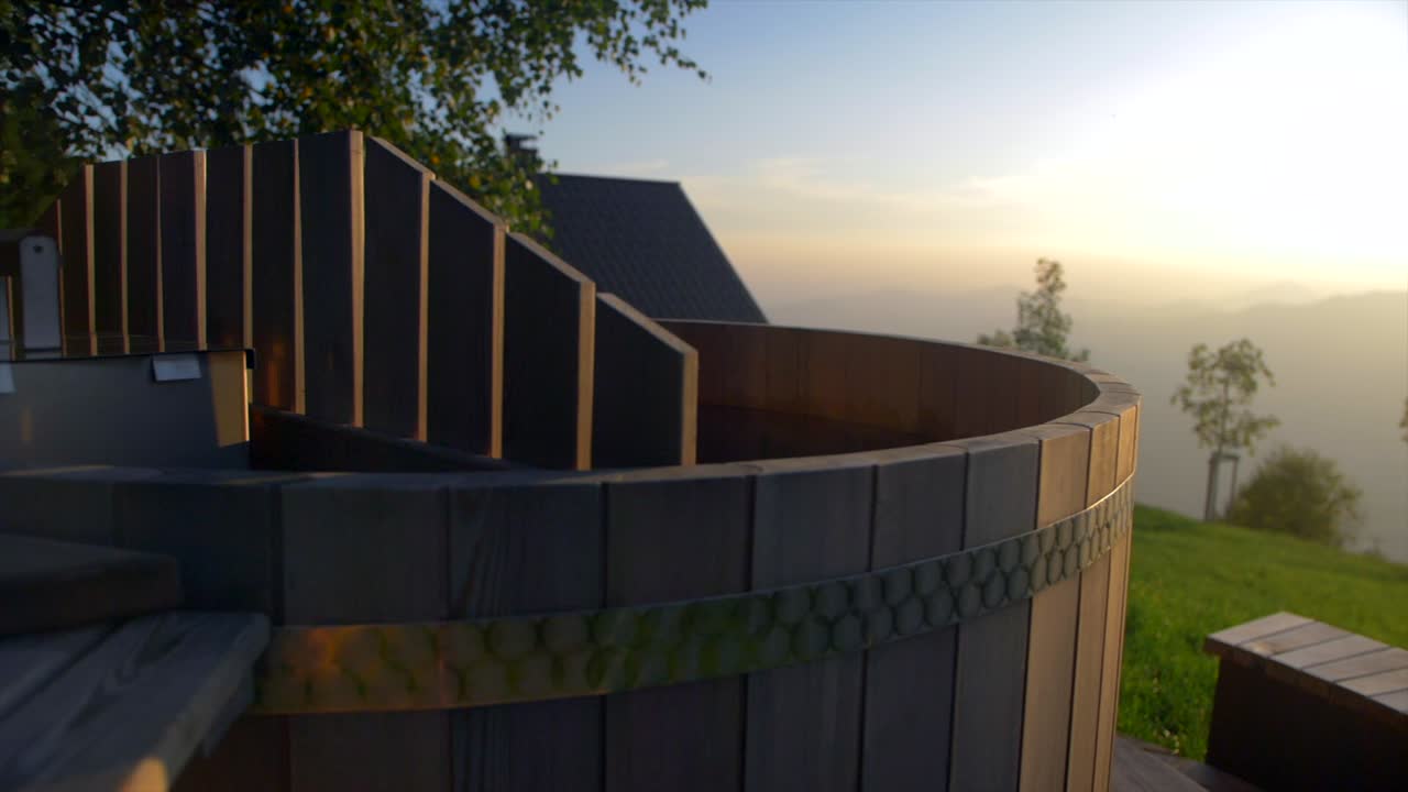 일몰 전에 산장에 있는 아늑한 목재 야외 자쿠지, 돌리 슬로우 모션