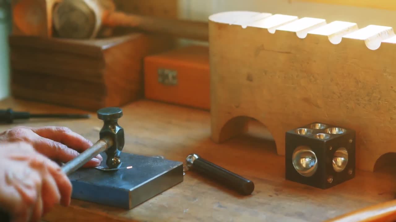 artesana que trabaja en un taller