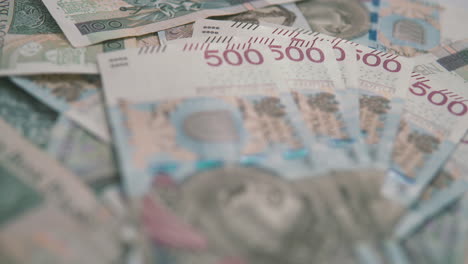 panning: 500 zlotys at the stake and background of 100 pln