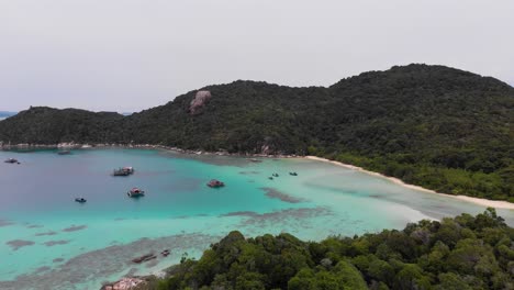 Casas-Flotantes-Y-Barcos-De-Pesca-En-El-Agua-En-La-Hermosa-Laguna-De-Arrecifes-Tropicales,-Islas-Tropicales-Paradisíacas-En-El-Archipiélago-De-Riau-De-Indonesia