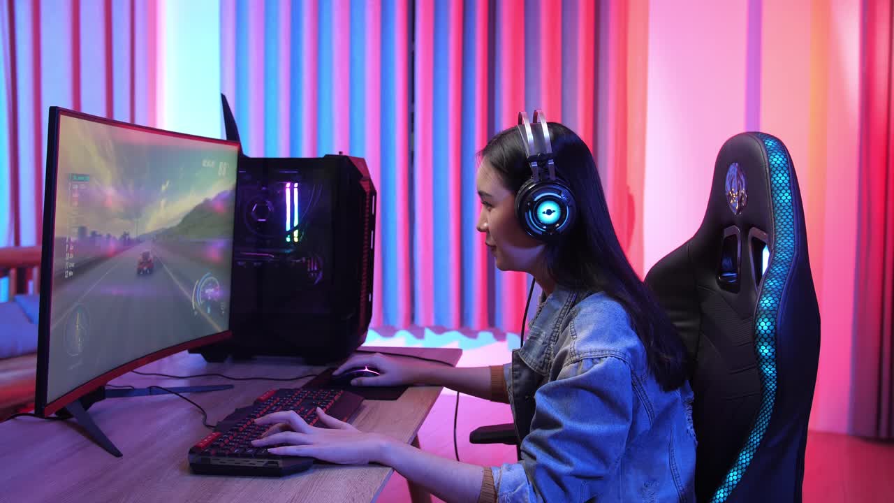 Gamer donna che gioca a un videogioco di corse