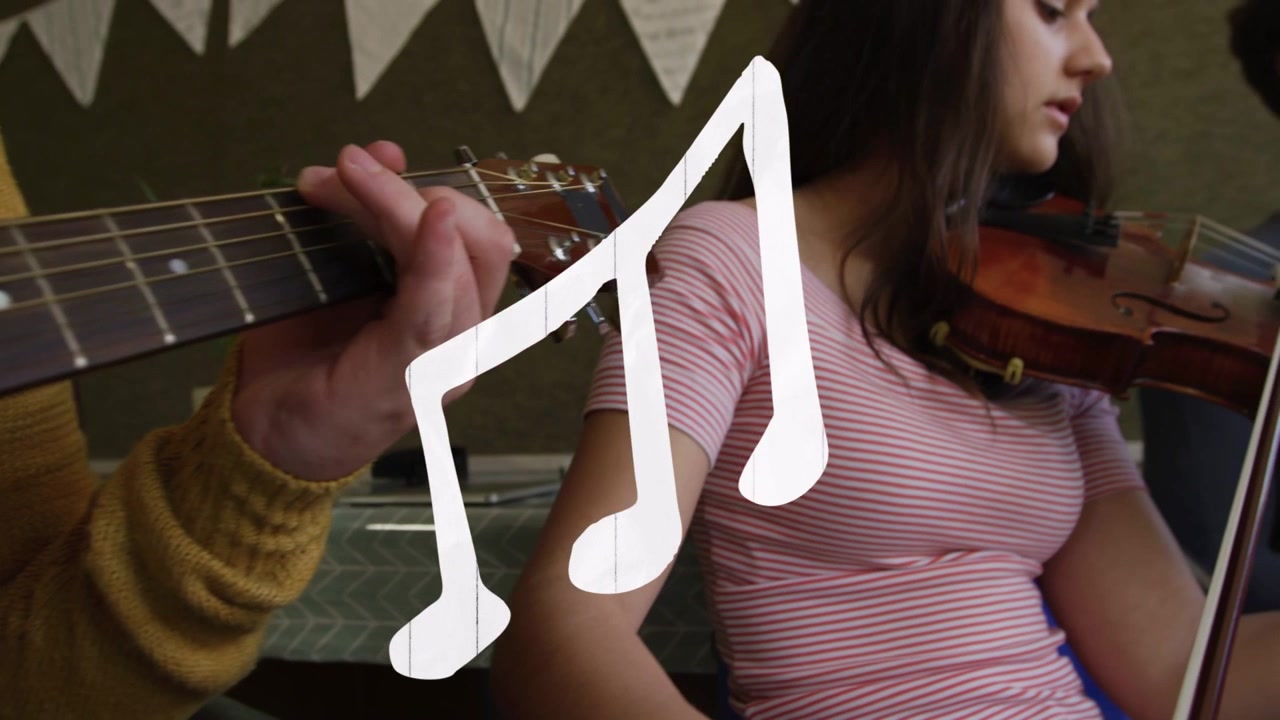 Video verticale: Musicisti adolescenti che suonano chitarra, violino e strumenti a fiato, lo strimpellare crea una grafica di note in classe.