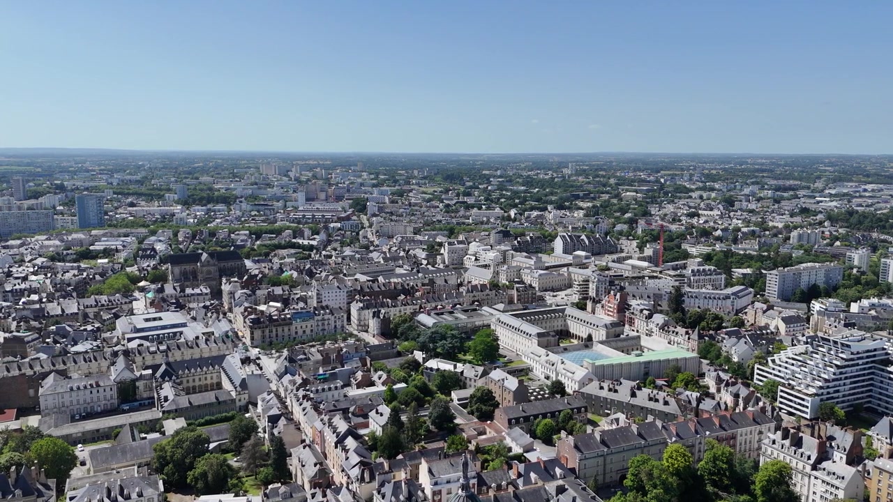 Riprese aeree panoramiche con drone del centro città di Rennes, Bretagna, Francia