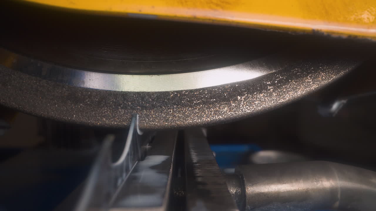 специальные станки для заточки ленточных пил в мастерской