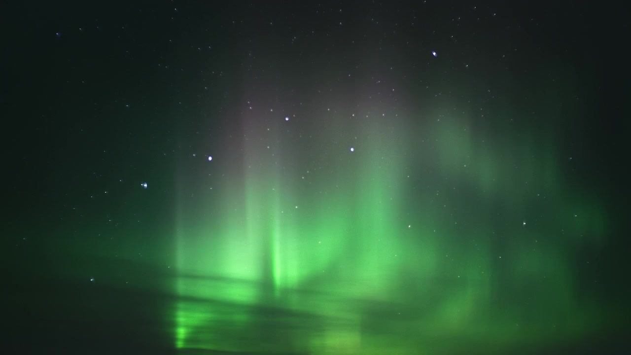 Aurora che illumina il cielo notturno