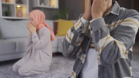 Muslim-couple-praying-at-home.