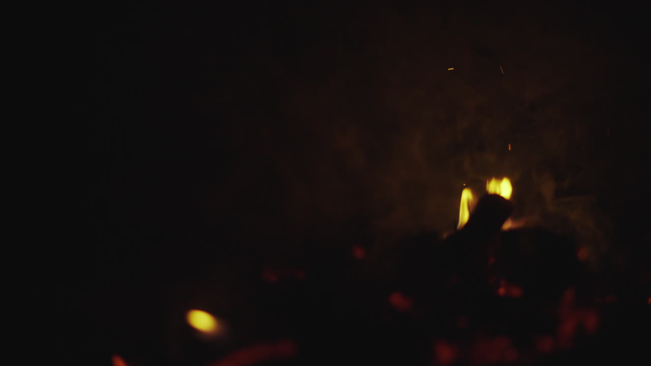 горящий огонь ночью