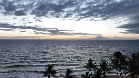 Tropischer-Strandsonnenuntergang-Mit-Palmen-Und-Menschensilhouetten