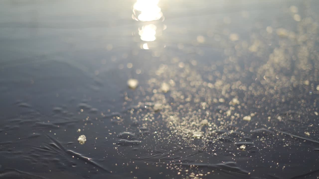 태양이 비치는 겨울에 얼어붙은 호수 표면에 얼음이 부서진다