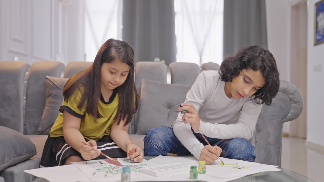 예술 작품 과 그림 을 그리는 인도 의 아이 들