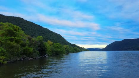 Imágenes-De-Video-De-Drones-Aéreos-De-Un-Valle-De-Río-De-Montaña-Apalache