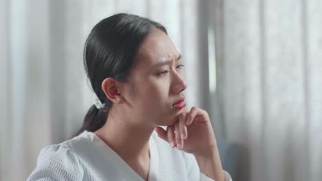집 모델과 함께 아시아 여성 엔지니어의 클로즈업은 집에서 데스크에서 작업하는 동안 지표손가락을 올리는 생각