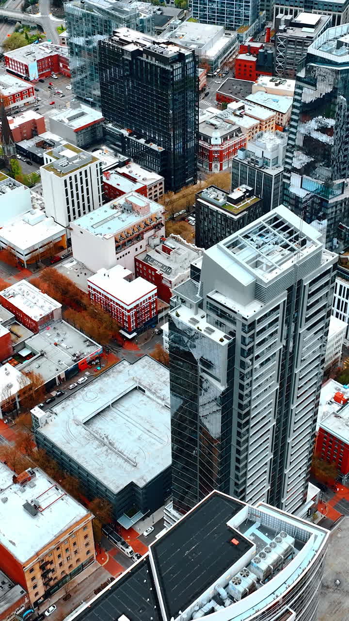 Ruas do centro da cidade americana. Panorama da vista aérea da cidade de Portland. Vídeo vertical